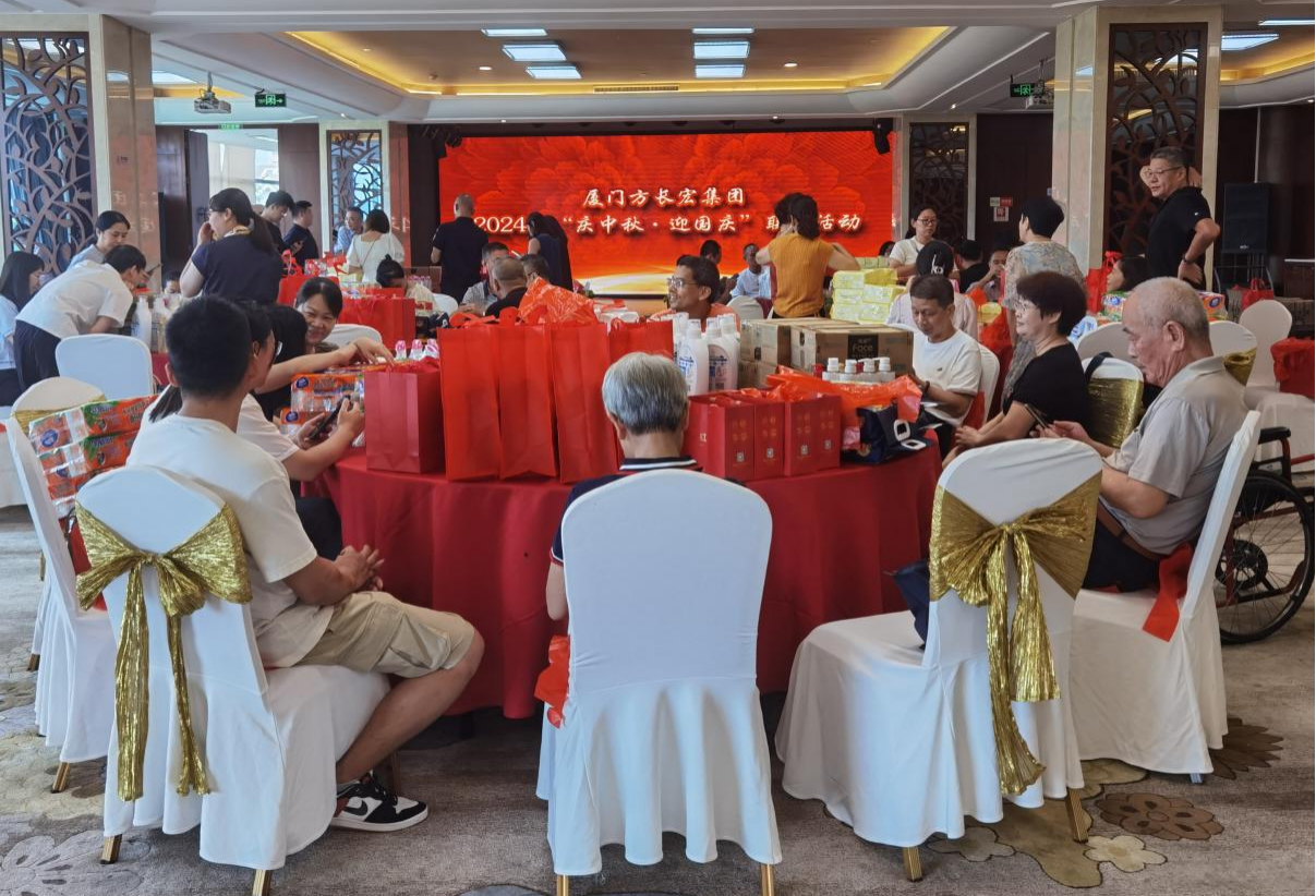 同事们互动交流